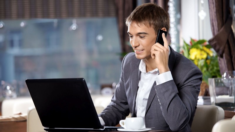 hombre-de-negocios-con-laptop-y-celular-cafe-internet[1]
